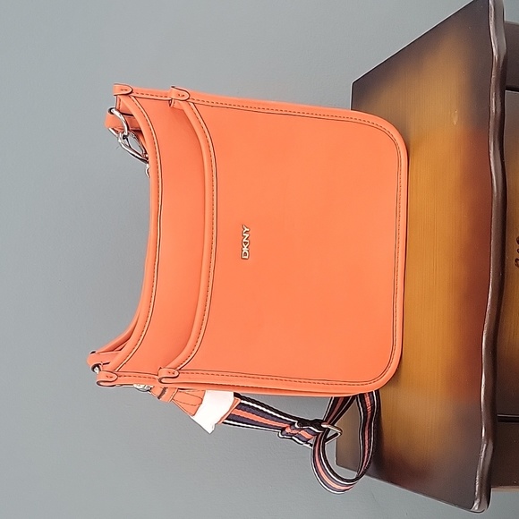 Dkny brook messenger nwt - Picture 1 of 6
